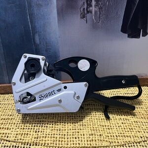 Signet Black and Silver Label Maker